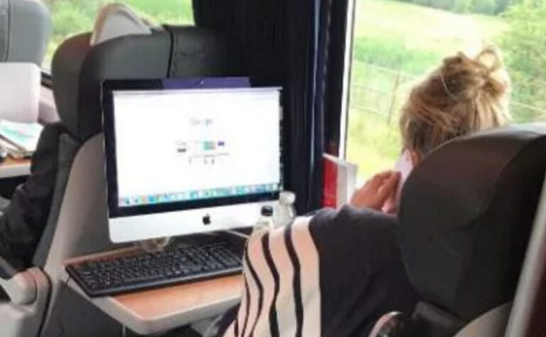 Keren Banget, Wanita di inggris Naik Kereta Bawa iMac!