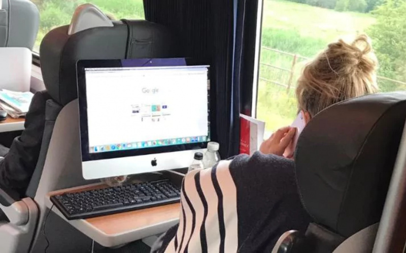 Keren Banget, Wanita di Inggris Naik Kereta Bawa iMac!