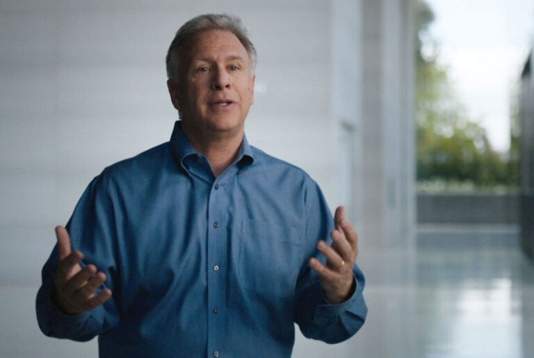 Phil Schiller: Kompetitor Face ID di Android Itu Jelek