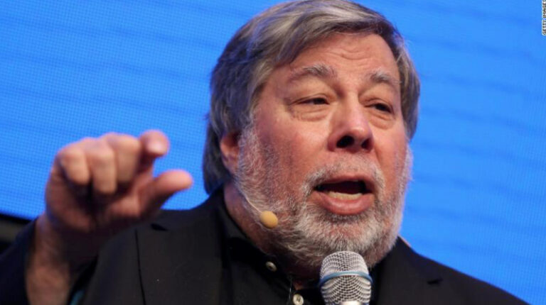 Steve Wozniak Khawatir Apple Akan Ketinggalan Tren Layar Lipat