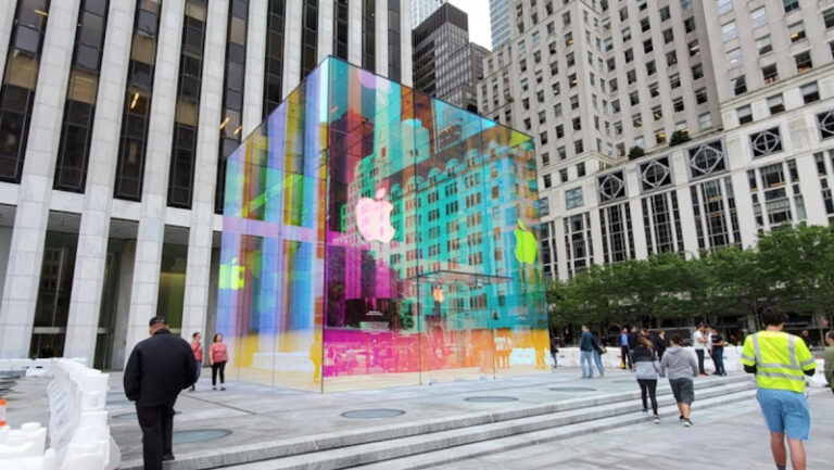 Jelang Special Event, Apple Store Fifth Avenue Jadi Warna-Warni