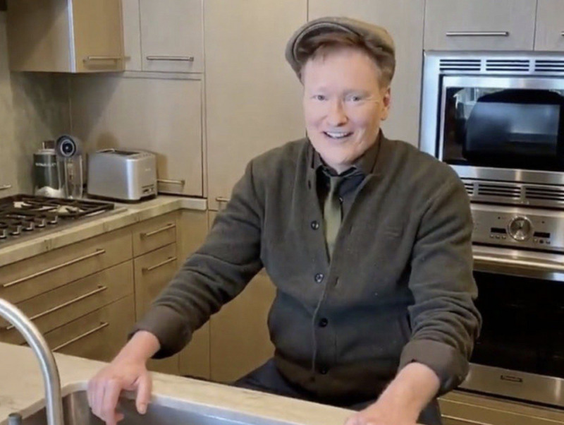 Conan O'Brien Pakai iPhone Untuk Syuting di Rumah