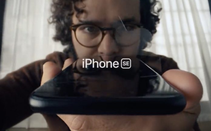 Apple Rilis Iklan yang Tunjukkan Kepuasan Melepas Protective Film iPhone SE