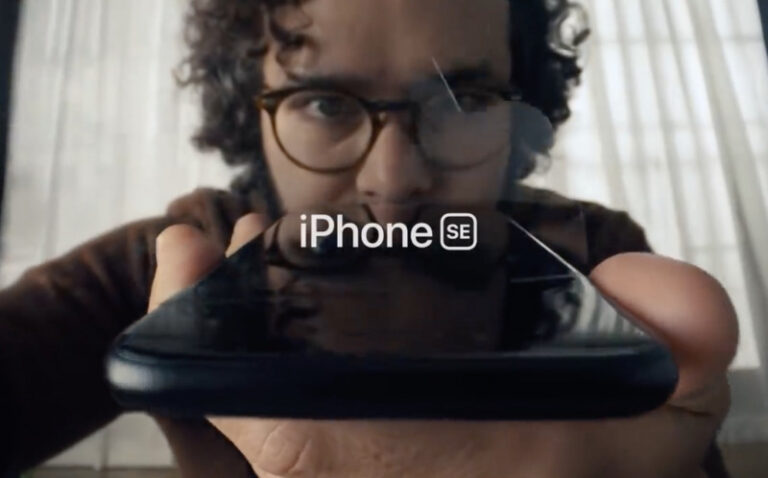 Apple Rilis Iklan yang Tunjukkan Kepuasan Melepas Protective Film iPhone SE