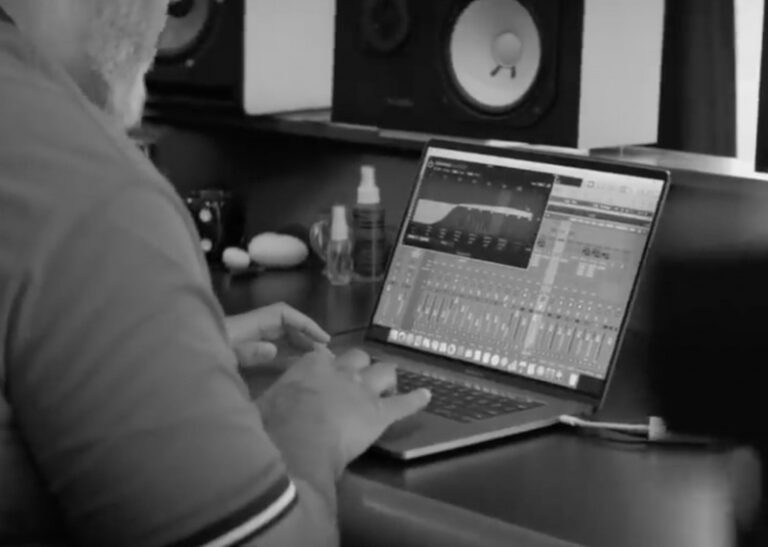 Apple Rilis Video Tentang Produksi Musik dengan MacBook