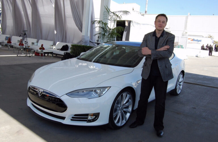 Elon Musk Pernah Ingin Jual Tesla ke Apple, Tapi Ditolak